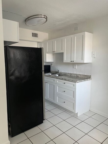 Building Photo - 374 Sunshine Dr