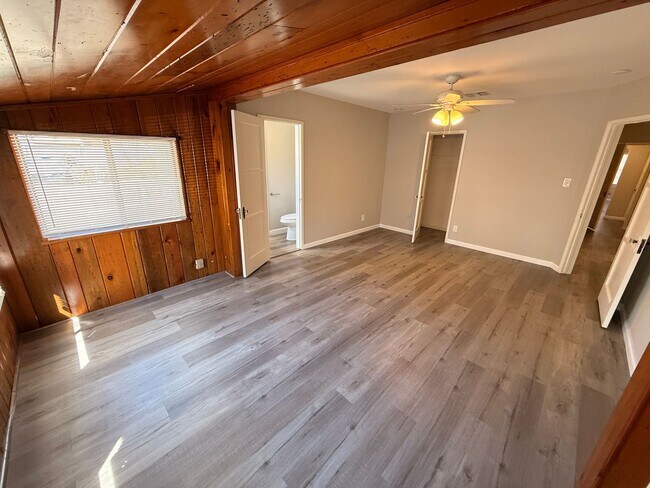 Building Photo - 2nd St., 829-831