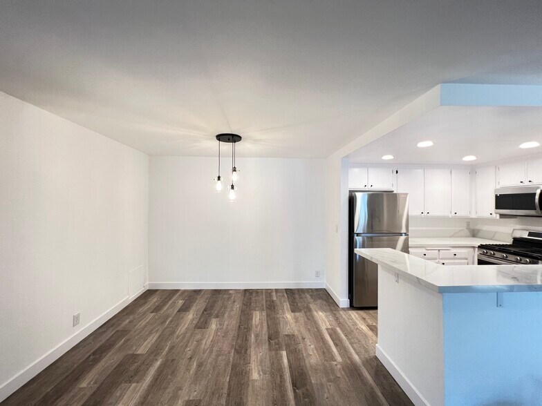 Building Photo - 15511 Sherman Way