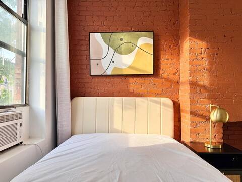 Building Photo - Nice room in a good neighborhood