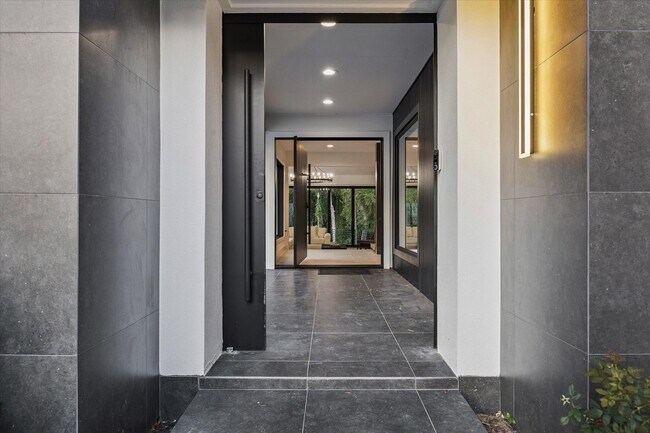 Building Photo - 203 Cove Creek Ln