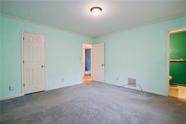 Building Photo - Room in House on Sanderson Dr