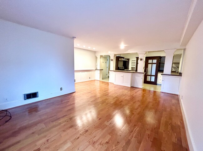 Building Photo - Capitol Hill Condo