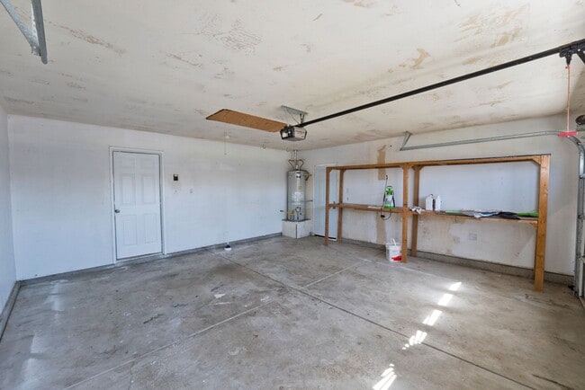 Building Photo - SW-Bakersfield 3 bedrooms 2 baths house