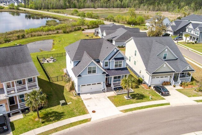 Building Photo - Show stopping 5 bed/3 bath rental in the h...