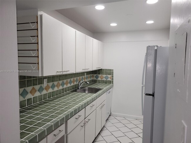 Building Photo - 9400 SW 77th Ave