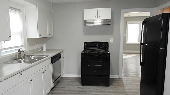 Building Photo - Adorable 2 bedrooms and 1 bath home located on N Main St in Independence