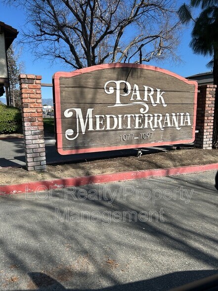 Building Photo - 1077 Santo Antonio Dr