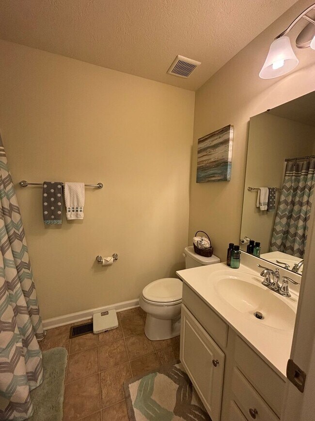 Building Photo - 3 Bedroom Townhome - Carnegie!