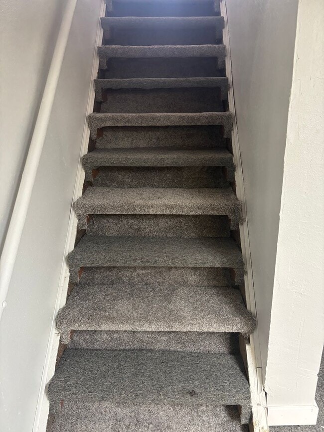 Building Photo - 624 N Lewis Ave