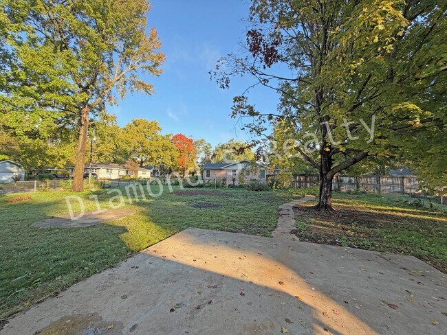 Building Photo - GREAT LOCATION - CLOSE TO NATIONAL AND SEM...