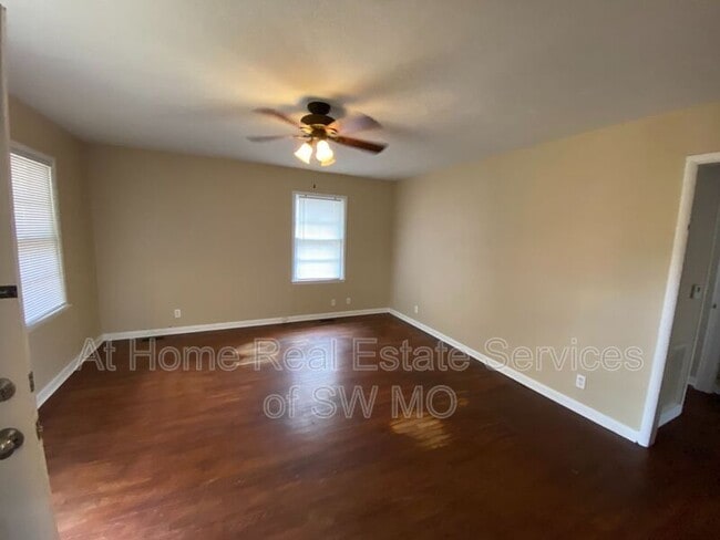 Building Photo - 1222 N Farmer Ave