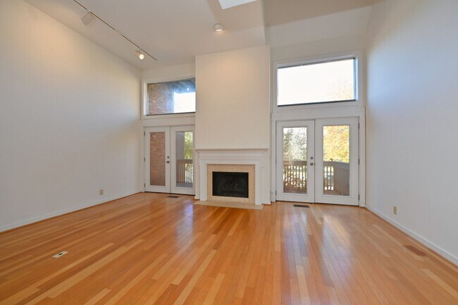 Building Photo - **PERFECTLY SITUATED TOWNHOME IN GREEN HIL...