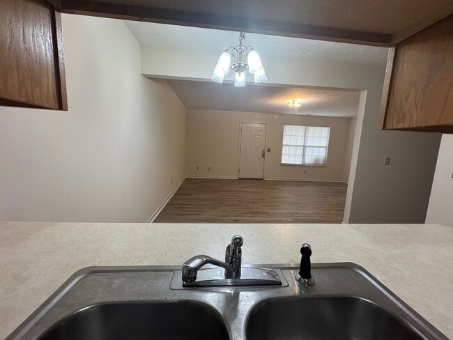 Building Photo - One level 2 Bedroom Apartment