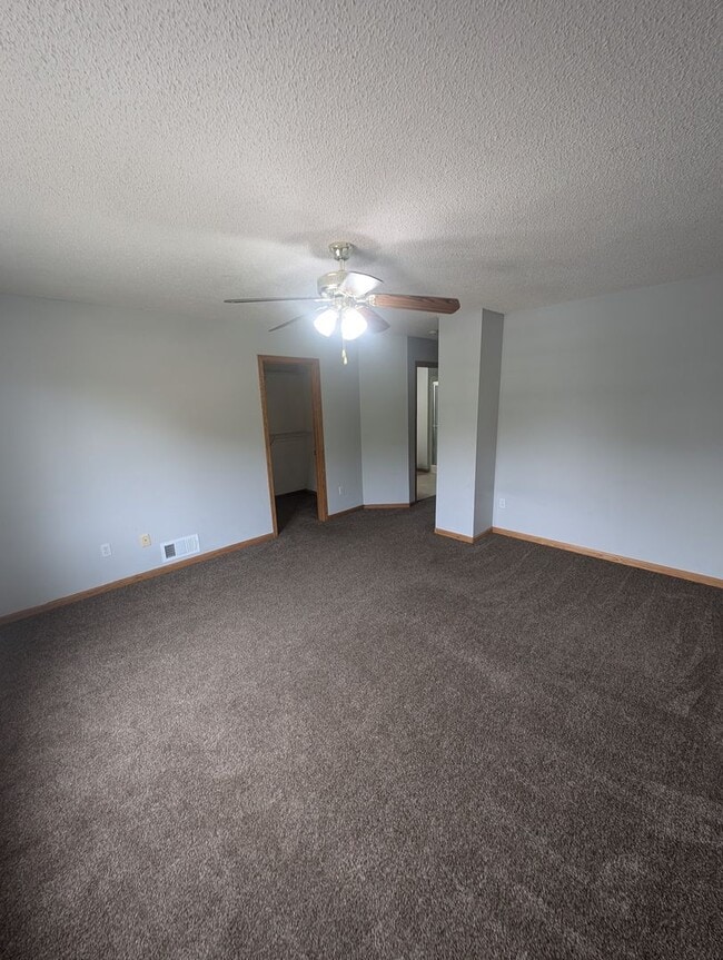 Building Photo - Updated 3BR Townhome in Eagan – Close to S...