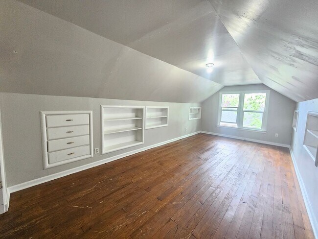 Building Photo - $1,895 - 3 Bed / 1 Bath Vintage Bungalow In North Spokane