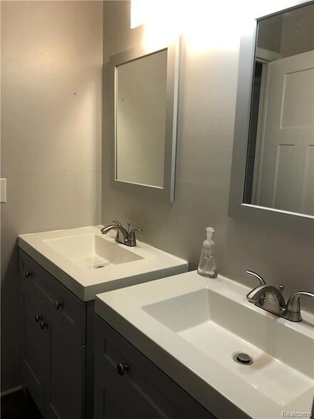 Building Photo - 1249 Island Dr