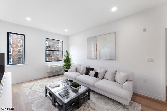 Building Photo - 25 Freeway Dr E