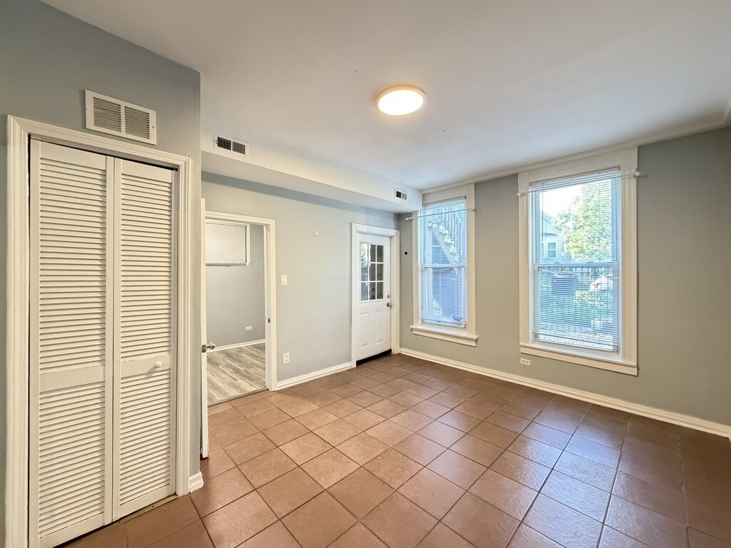 Building Photo - 3503 W Dickens Ave