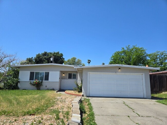 Building Photo - Beautifully Updated 3 Bed, 2 Bath House