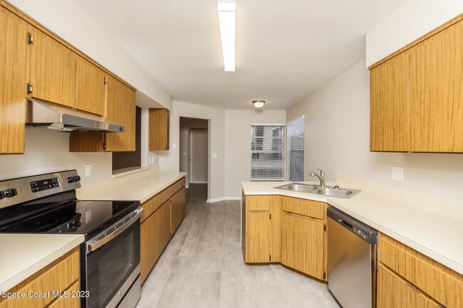 Building Photo - 865 Pine Wood Ave