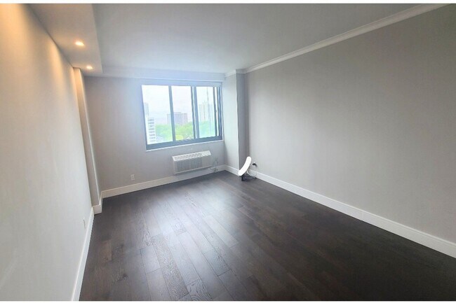 Building Photo - 1590 Anderson Ave