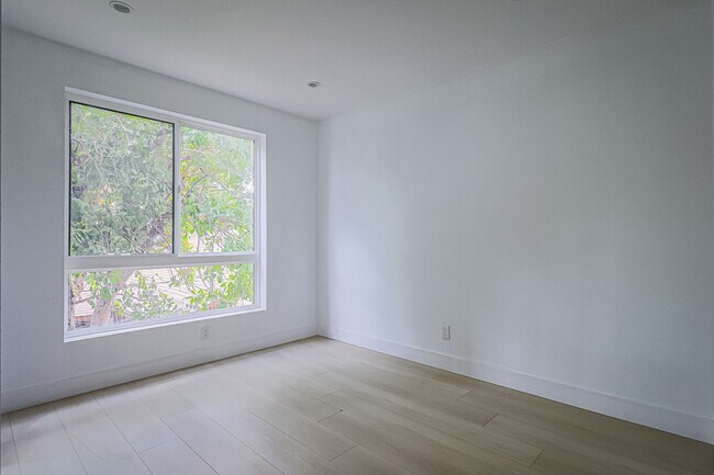 Building Photo - Modern 4 Bed / 3 Bath Townhome with Privat...