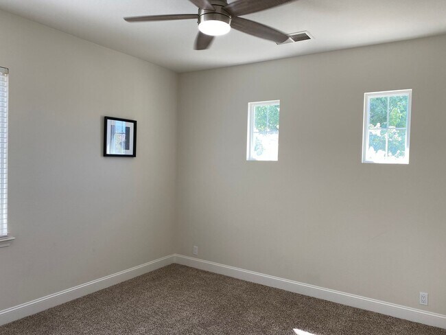 Building Photo - BEAUTIFUL TWO STORY MERCED HOME FOR RENT!