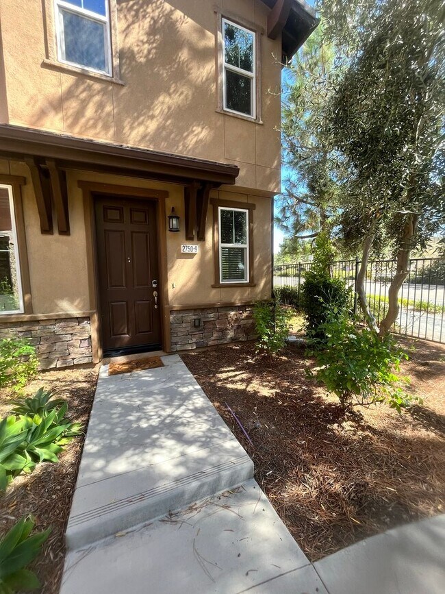 Building Photo - Spacious 4 Bed | 2-Story Townhome in Lake Pointe near Eastlake Vistas