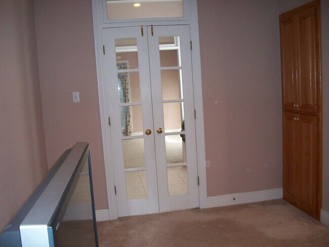 Building Photo - Spacious home in Woodlawn Estates
