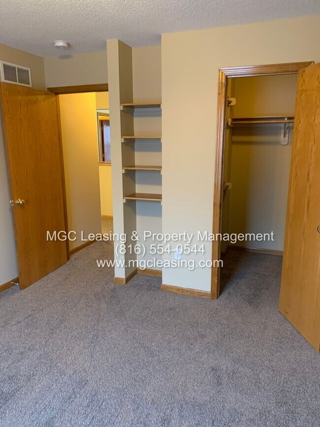 Building Photo - A Bright, Comfortable Split-Level Home in a Convenient Raymore Location - Available April 24