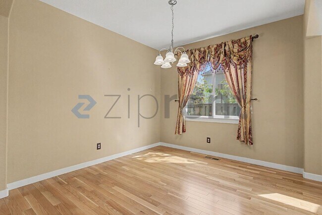 Building Photo - 132 NE 63rd Ave