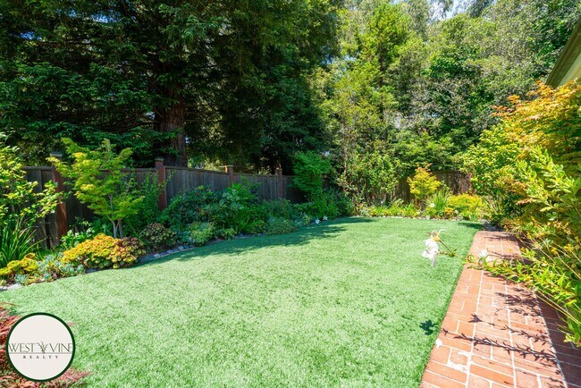 Building Photo - Spectacular Hill Top Home W/ Expansive Vie...