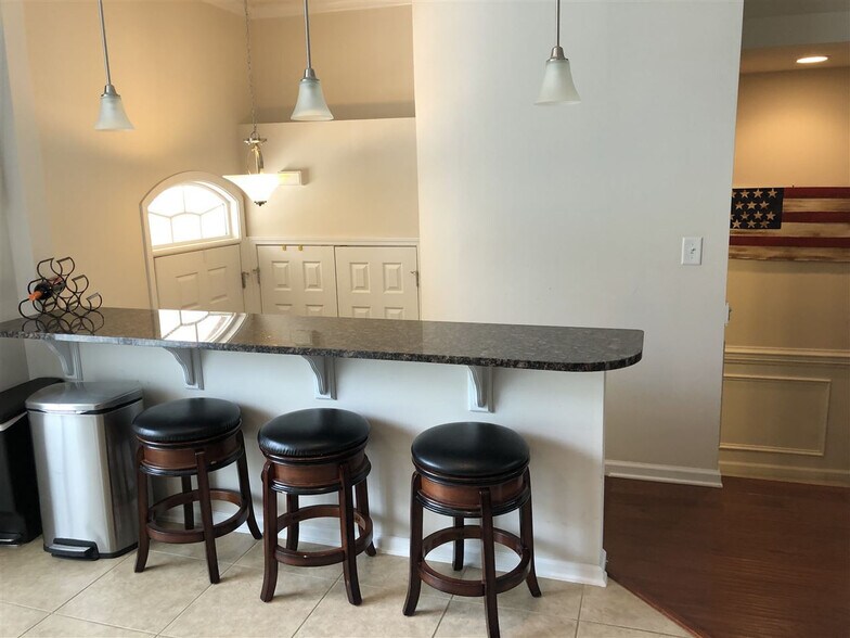 Building Photo - Room in Townhome on Macedonia Lake Dr