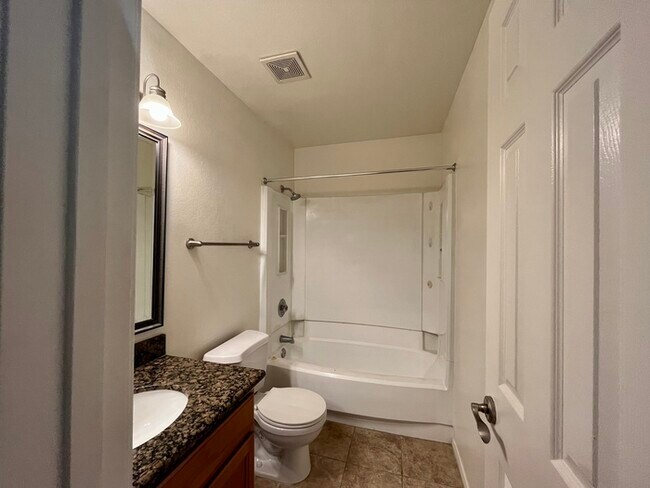 Building Photo - Charming 1 bedroom, 1 bathroom condo in Sacramento