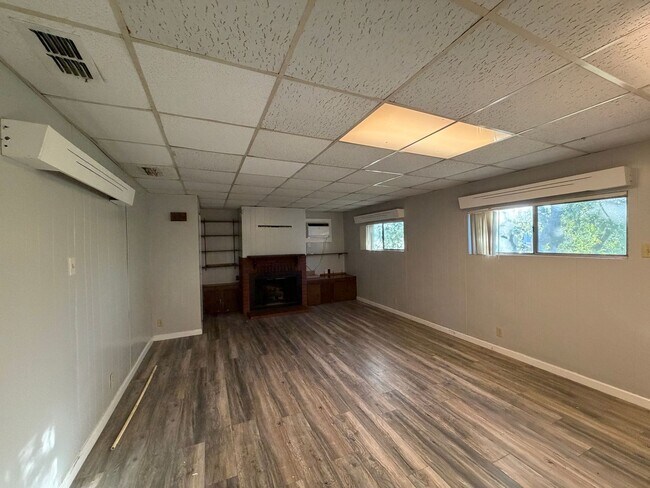 Building Photo - THREE BEDROOM TWO BATH TWO CAR GARAGE