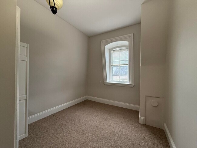 Building Photo - 241 Middle Street