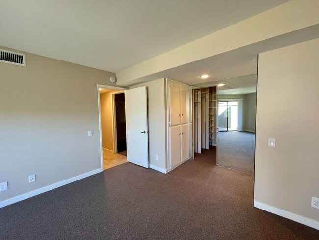Building Photo - COMING SOON!!! LOVELY 2 Bed/2 Bath Condo Across From The River!!!