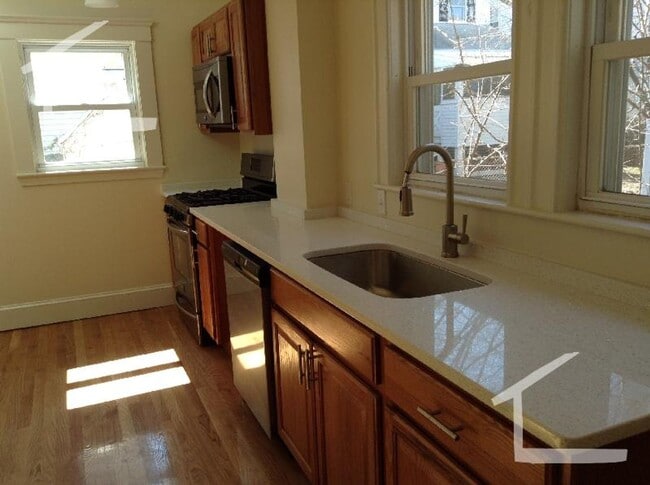 Building Photo - Rare Single Family 4BR/3BA w/laundry, parking, yard! 9/1