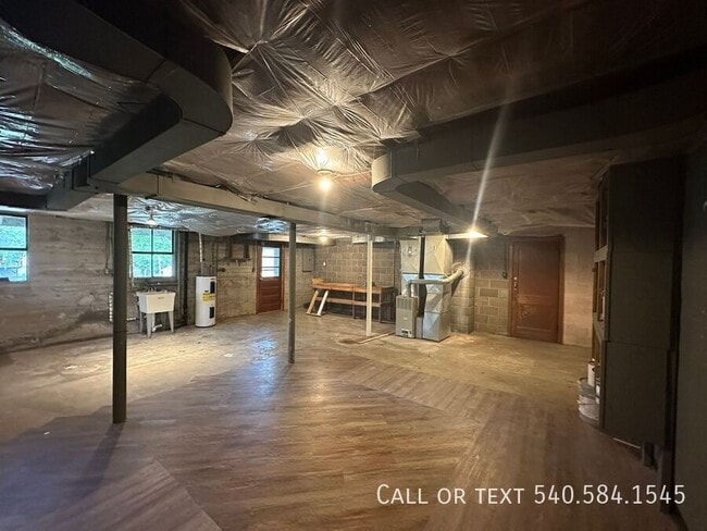 Building Photo - 3363 View Ave