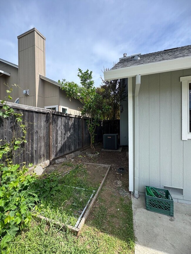 Building Photo - Beautifully Remodeled 3-Bedroom, 2-Bathroom home waiting for you !