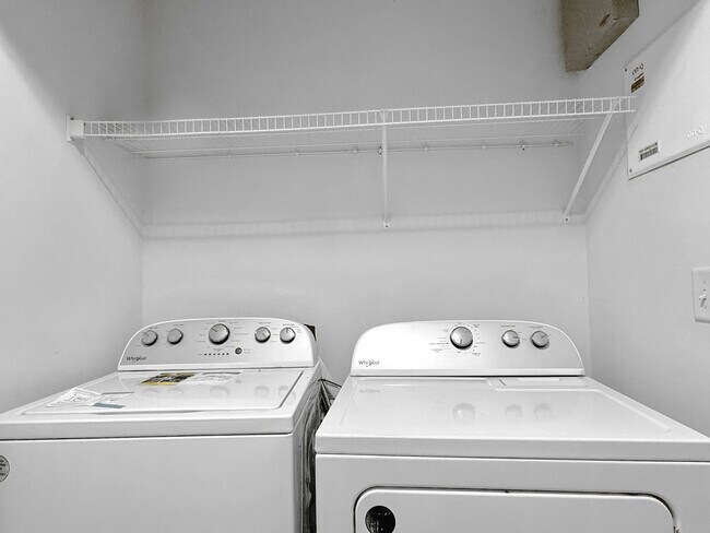 Building Photo - WITH 13 month lease NO RENT PAYMENT ON SECOND MONTH'S RENT !! Beautiful 3BR 2.5BA Townhome w/ Fen...