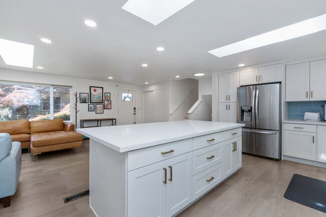 Building Photo - Beautiful 4 Bedroom Home in Richmond
