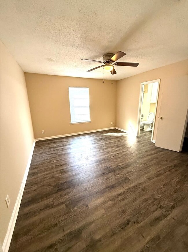 Building Photo - ** 3 Bed 2 Bath located in Regency Park ** Call 334-366-9198 to schedule a self showing