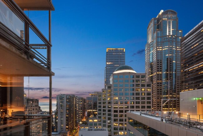 Building Photo - Madison Tower & Hotel 1000 - 1 bedroom + den