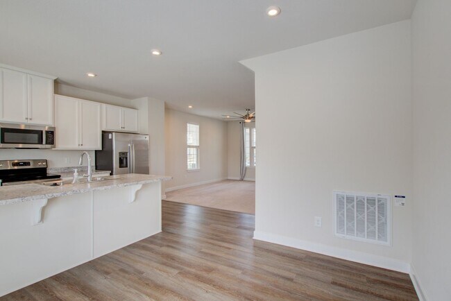 Building Photo - 255 Goldenstar Ln