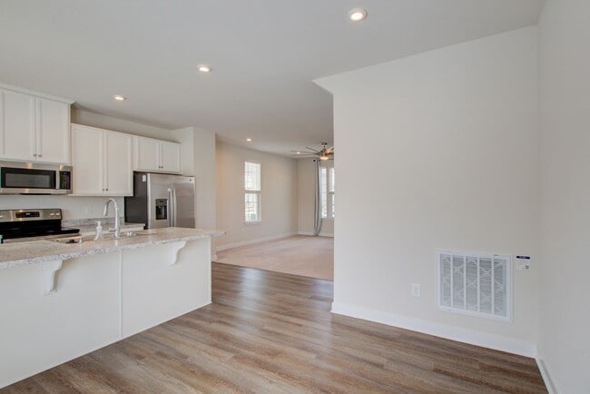 Building Photo - Like New End Unit Townhome, 3 Bed 2.5 Bath