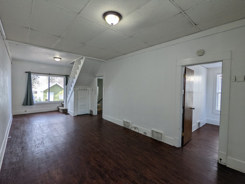 Building Photo - 617-619 8th Ave S