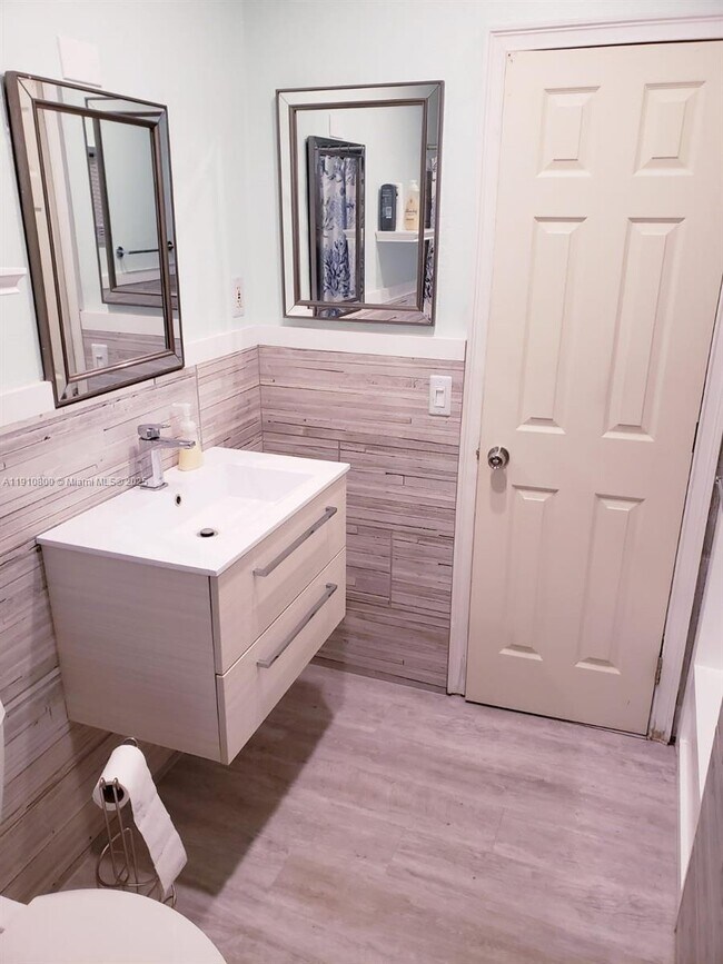 Building Photo - 1031 N 16th Ct