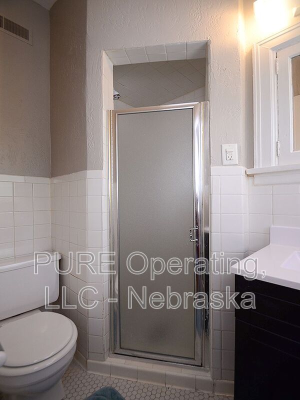 Building Photo - 406 N 49th St